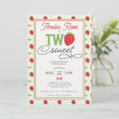 Invitation Two Sweet Strawberry 2nd Birthday Party (Debout devant)