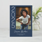 Invitation Typographie audacieuse Marine Blue Photo Graduatio (Debout devant)