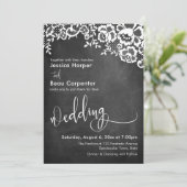 Invitation Typographie de mariage, dentelle blanche sur table (Debout devant)