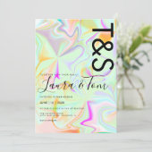 Invitation Typographie de script gras holographique faux rose (Debout devant)