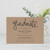 Invitation Typographie des diplômés Papier Kraft rustique (Debout devant)