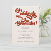 Invitation Typographie Double Diplômé Inspirée Rétro Rouge (Debout devant)