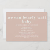 Invitation Typographie en grès rose ours attend à peine Baby (Devant)