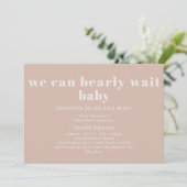 Invitation Typographie en grès rose ours attend à peine Baby (Debout devant)
