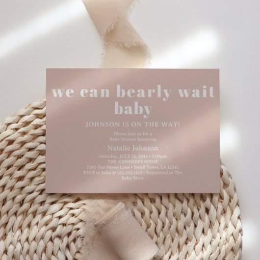 Invitation Typographie en grès rose ours attend à peine Baby