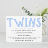 Invitation Typographie moderne Baby shower Twin Boys (Debout devant)