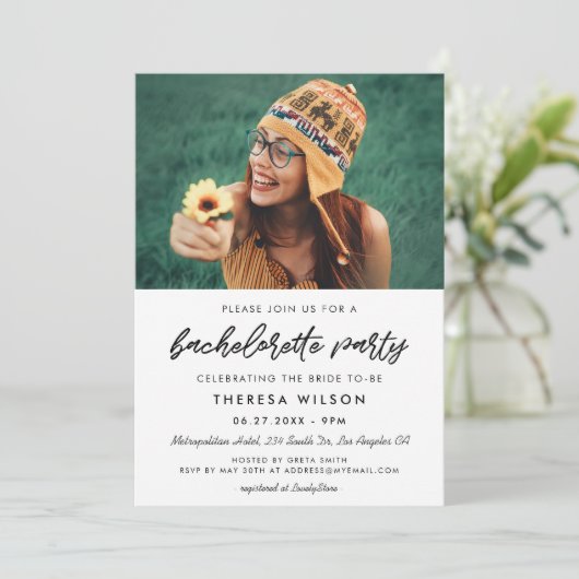 Invitation Typographie moderne Bachelorette (Debout devant)