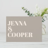 Invitation Typographie moderne Retro Bold Taupe et Mariage de (Debout devant)