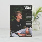 Invitation Typographie Noire moderne Diplôme de Photo Chic (Debout devant)