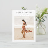 Invitation Typographie simple et élégante Baby shower photo m (Debout devant)