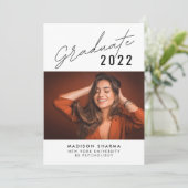 Invitation Typographie simple Photo Calligraphie Graduation (Debout devant)