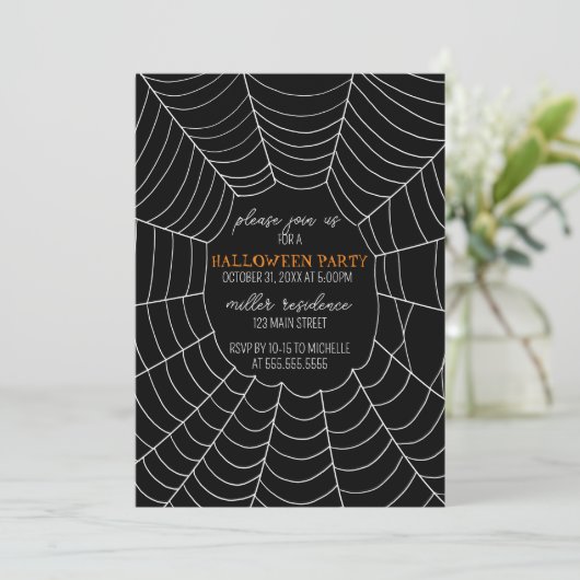Invitation Typographie simple Spiderweb Halloween Party (Debout devant)
