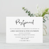 Invitation Typographie tendance moderne Report de la date de (Debout devant)