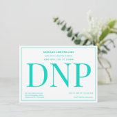Invitation Typographie Turquoise White DNP Graduation Party (Debout devant)