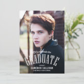 Invitation Typographie Vintage blanche Diplôme photo (Debout devant)