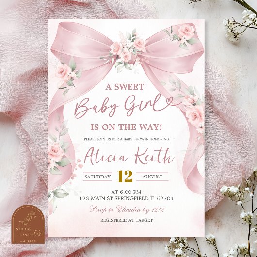 Invitation Un adorable bébé fille rose à l'approche