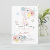 Invitation Un Baby shower de Papillon Floral Rose Bunny (Debout devant)