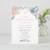 Invitation Un Baby shower de Saint-Valentin fleuri un peu amo (Debout devant)