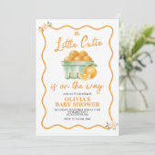 Invitation Un Baby shower en plaid orange Little Cutie (Debout devant)