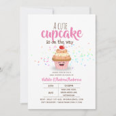 Invitation Un Beau Cupcake Est Sur Le Chemin Saupoudrant Les (Devant)