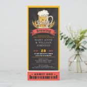 Invitation Un bébé brasse des billets de bière couples baby s (Debout devant)