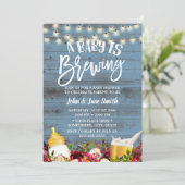 Invitation Un bébé brasse un Baby shower de bière bleu poussi (Debout devant)