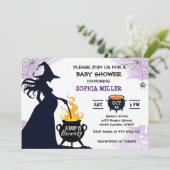 Invitation Un bébé brasse un Baby shower de sorcière d'Hallow (Debout devant)