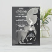 Invitation Un bébé brasse un Baby shower de sorcière d'Hallow (Debout devant)