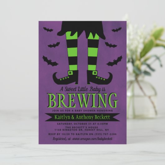 Invitation Un bébé brasse une sorcière Baby shower d'Hallowee (Debout devant)