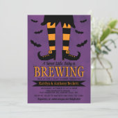 Invitation Un bébé brasse une sorcière Baby shower d'Hallowee (Debout devant)