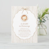 Invitation Un bébé prépare du café Baby Shower Rayure marron (Debout devant)