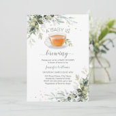 Invitation Un bébé prépare le Baby shower Tea Party (Debout devant)