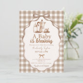 Invitation Un bébé prépare une cafetière bébé shower (Debout devant)