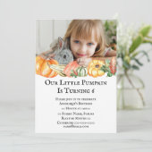 Invitation Un citrouille mignon tombe grâce à l'action de TOU (Debout devant)