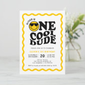 Invitation Un Cool Dude Jaune Joyeux Visage Garçon 1er annive (Debout devant)