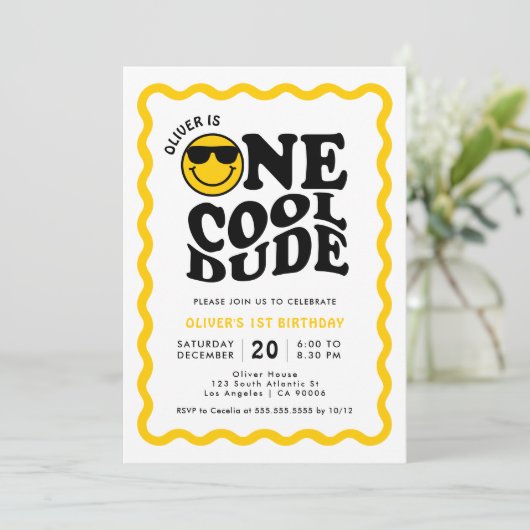 Invitation Un Cool Dude Jaune Joyeux Visage Garçon 1er annive (Debout devant)