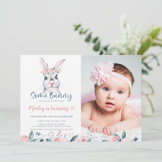 Invitation Un lapin a un anniversaire, une photo de n'importe (Debout devant)