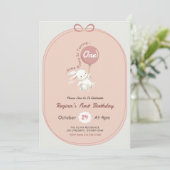Invitation Un lapin avec un nœud rose pour son 1er anniversai (Debout devant)