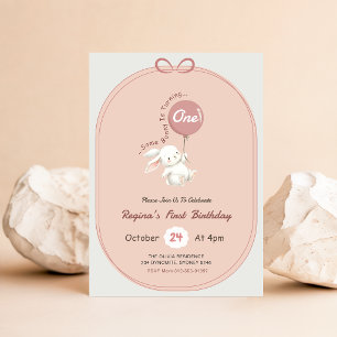 Invitation Un Lapin avec un Ruban Rose C'est la Fête du Premi