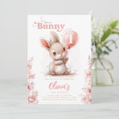 Invitation Un lapin est 1 fille rose 1er premier anniversaire (Debout devant)