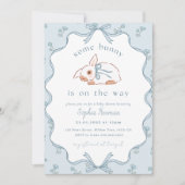Invitation Un lapin est sur le chemin Baby shower Invitation. (Devant)