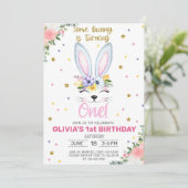 Invitation Un lapin fait une invitation. (Debout devant)