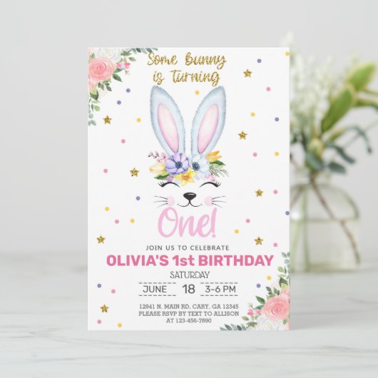 Invitation Un lapin fait une invitation. (Debout devant)