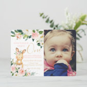 Invitation Un lapin tourne une première photo d'anniversaire (Debout devant)