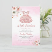 Invitation Un petit Baby shower de fille aux vêtements roses (Debout devant)