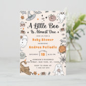 Invitation Un Petit Bois Est Presque À Cause Du Baby shower D (Debout devant)