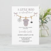 Invitation Un Petit Boo Mignonne Est Presque À Baby shower (Debout devant)