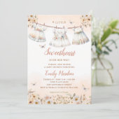 Invitation Un petit chéri Boho Vêtements Baby shower fille (Debout devant)
