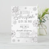 Invitation Un petit flocon de neige est sur le baby shower (Debout devant)