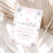 Invitation Un Petit Flocon De Neige Se Trouve Sur Le Chemin D